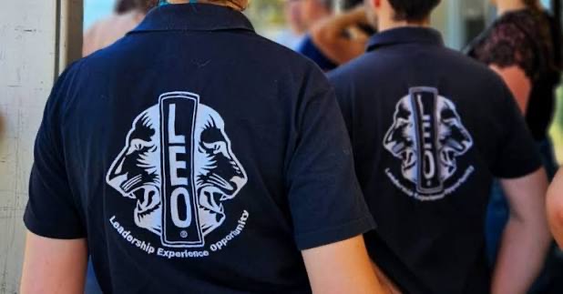 Des membres portent les couleurs du mouvement LEO