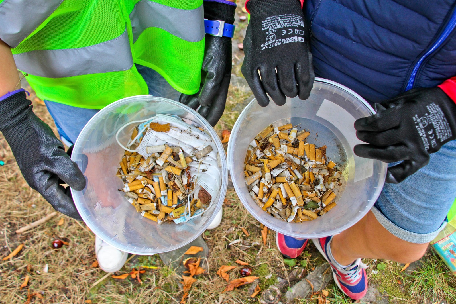 Des bénévoles ramassent des déchets pour préserver leur environnement