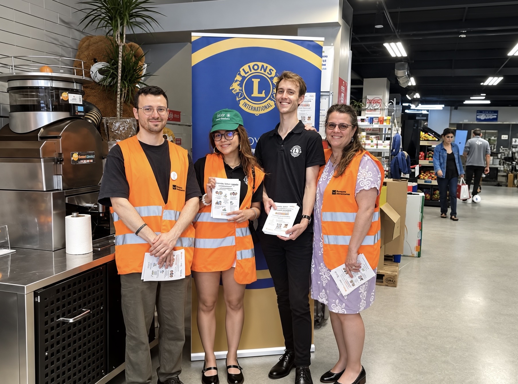 Les bénévoles du LEO Club Paris Centre mobilisés lors d’une collecte alimentaire