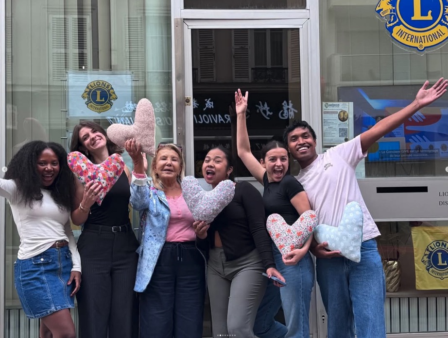 Les membres du club présentent leurs coussins cœur d’Octobre Rose